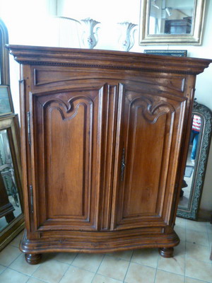 Meuble d'appui galbé en chêne
